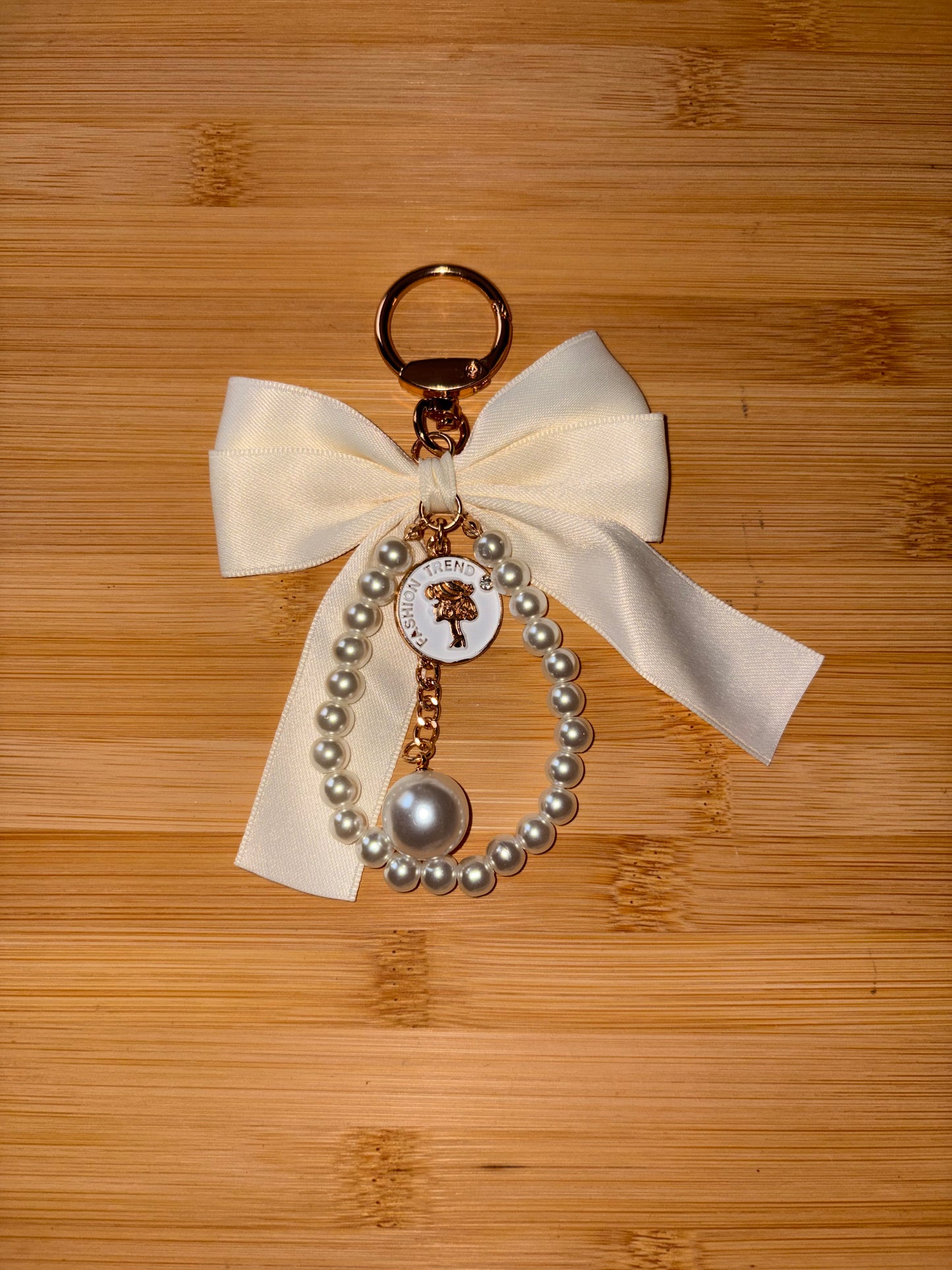 White bow and pearl purse charm